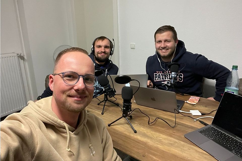  Patrick Welsch, Pascal Bönecke und Philipp Seyffert (von links) berichten in ihrem Podcast über das aktuelle Fußball-Geschehen in Anhalt-Bitterfeld.