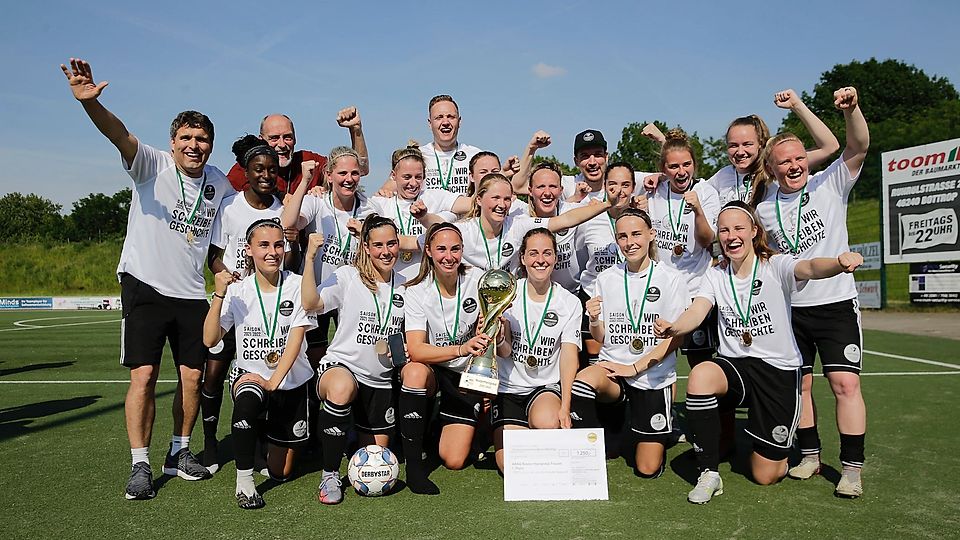 Triumph für die „Kämpferherzen“: Die Mannschaft des VfR Warbeyen gewinnt den ARAG Niederrheinpokal der Frauen 2022.