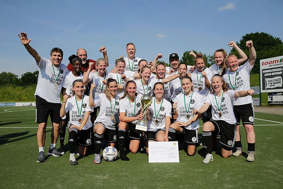 Triumph für die „Kämpferherzen“: Die Mannschaft des VfR Warbeyen gewinnt den ARAG Niederrheinpokal der Frauen 2022.