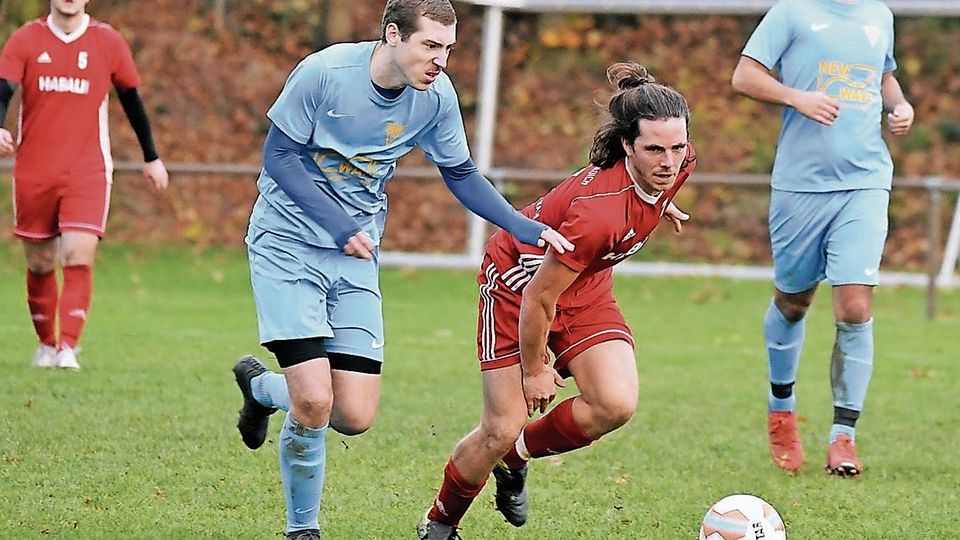 Patrick Kurz (l.) von Randerath/Porselen liefert sich ein Duell mit Alexander Aretz von der SVG.