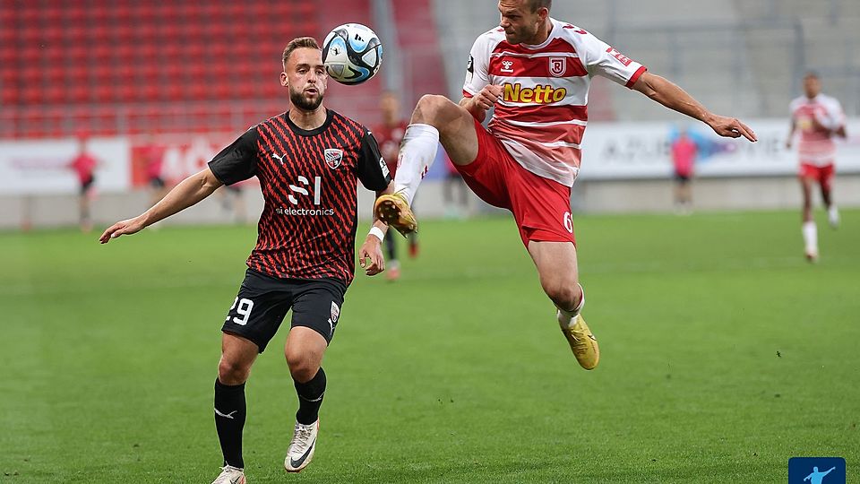 Benedikt Saller (rechts) und der SSV Jahn scheiterten in Ingolstadt denkbar knapp.