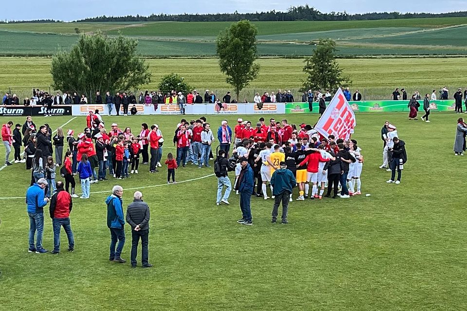 Die Erlbacher Fans munterten ihre Mannschaft nach dem geplatzten Aufstiegstraum auf.