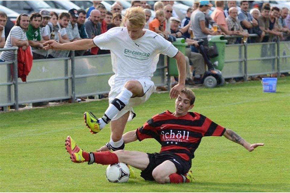 Willenhofen (hier weiß, erste Mannschaft Gemeindepokal) setzte sich gegen die Gäste aus Haugenried mit 8:0 durch F: Tobias Schmidbauer