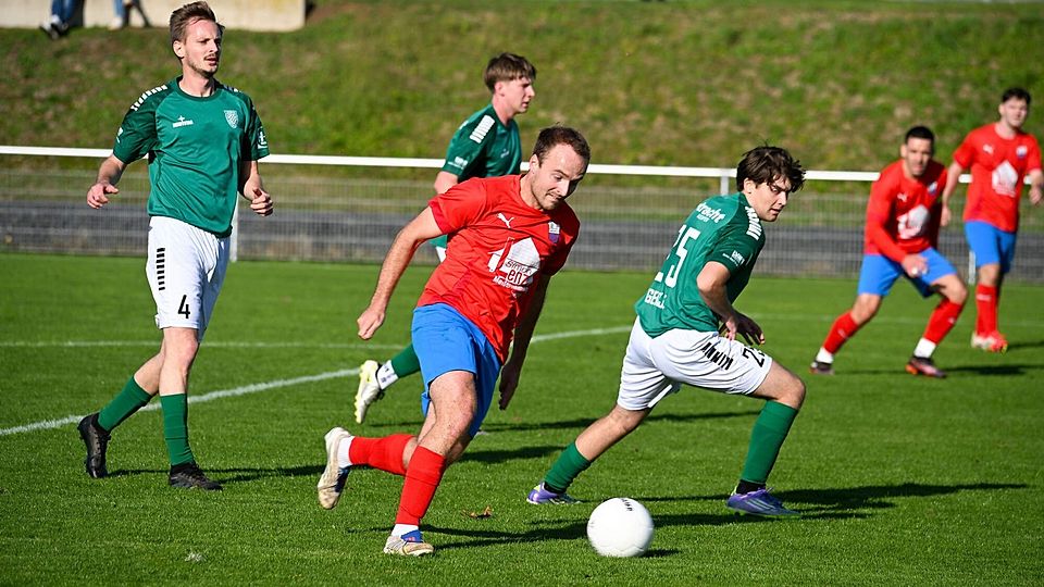 Das zwischenzeitliche 3:0 für Selfkant: Patrick Rubaszewski nimmt genau Maß.