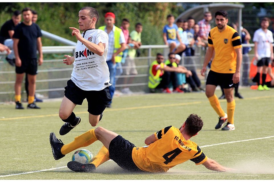 Dieses Mal gebremst: Der FC Raunheim um Umut Polat (liegend) quittiert dennoch eine 0:4-Niederlage bei Türk Gücü Rüsselsheim um Nabil Baadidi.	Foto: Vollformat / André Dziemballa