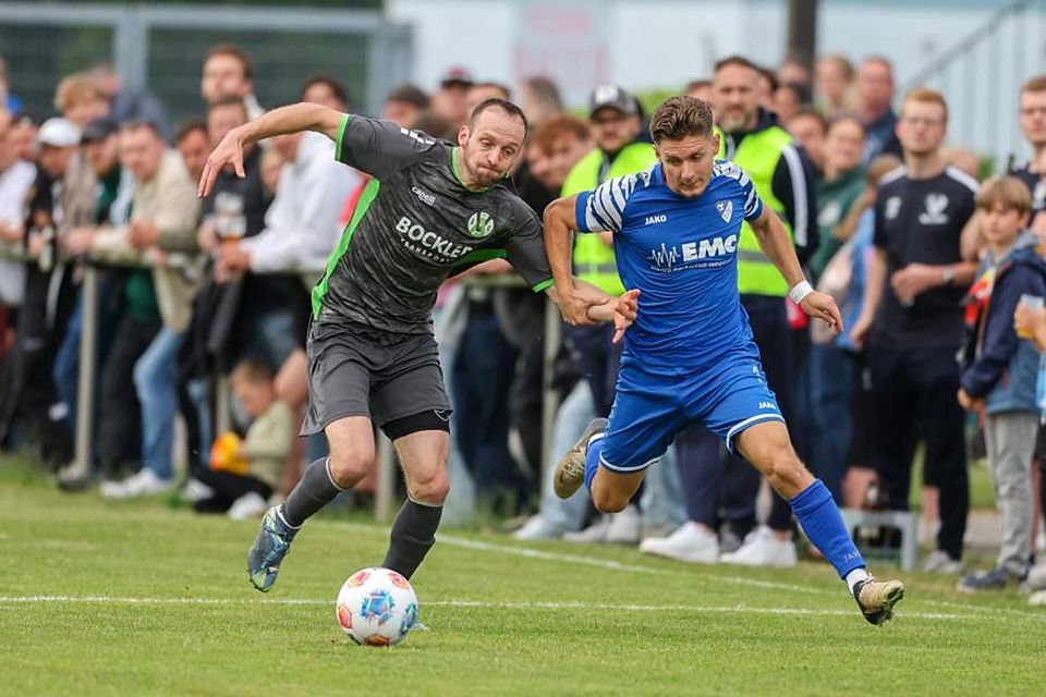 Zweikampf vor rund 400 Zuschauern. Der Walsdorfer Luca Giordano (rechts) und Jan Markus Höhler (SG Villmar/Arfurt/Aumenau) balgen um den Ball. 	Foto: Frank Heinen