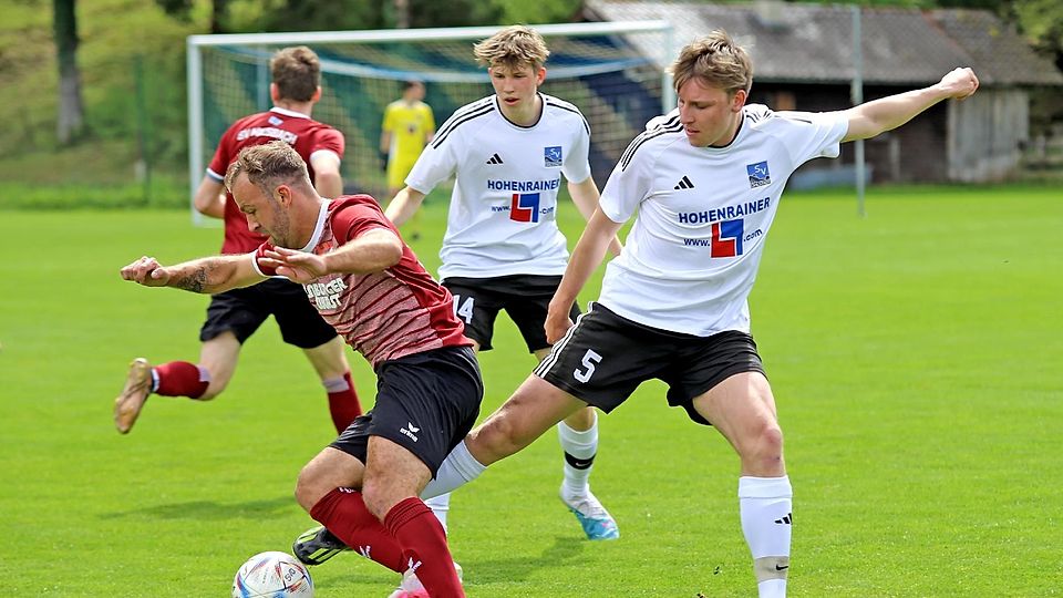 Mit 13 Toren in zehn Meisterrundenspielen und insgesamt 27 Treffern krönte sich Miesbachs Josef Sontheim (l.) zum Torschützenkönig der Zugspitz-Kreisligen.