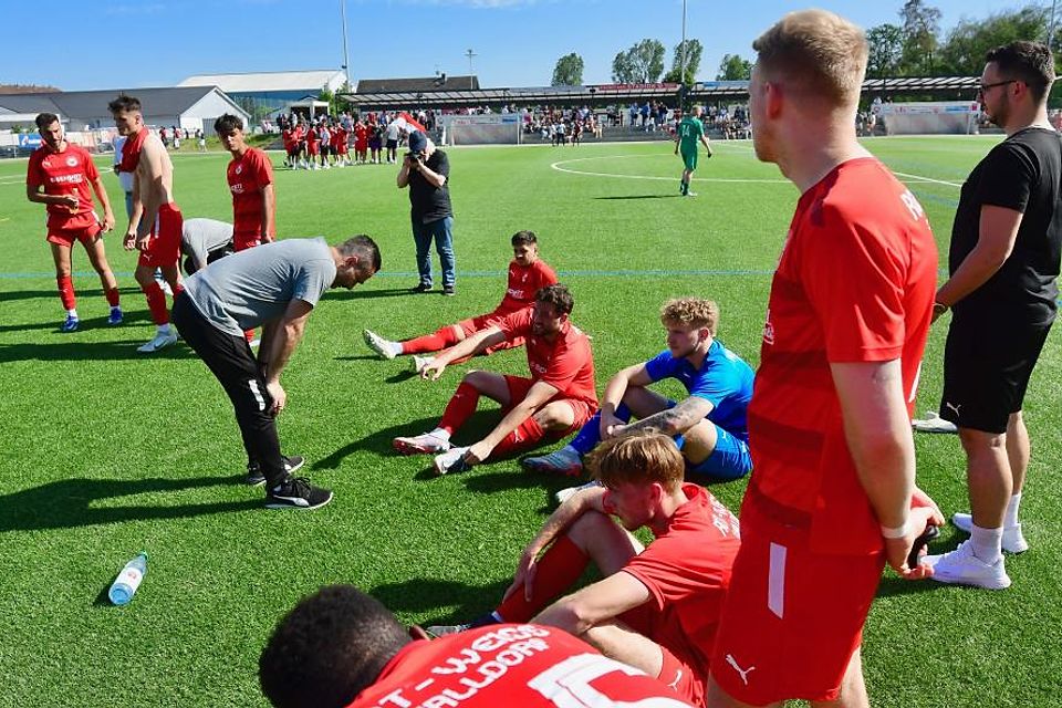 Enttäuschung nach einer starken Saison, aber einer verpassten Meisterschaft: RW-Trainer Ercan Dursun (graues Shirt) und seine Mannschaft verarbeiten auf heimischen Rasen.das Unentschieden gegen Groß-Gerau.