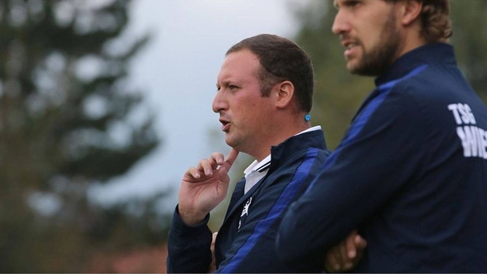TSG Wieseck-Trainer Martin Selmo (links) und sein Assistent Rene Möbus sehen am zweiten Spieltag eine Last-Minute-Niederlage ihrer Jungs gegen den FSV Frankfurt.