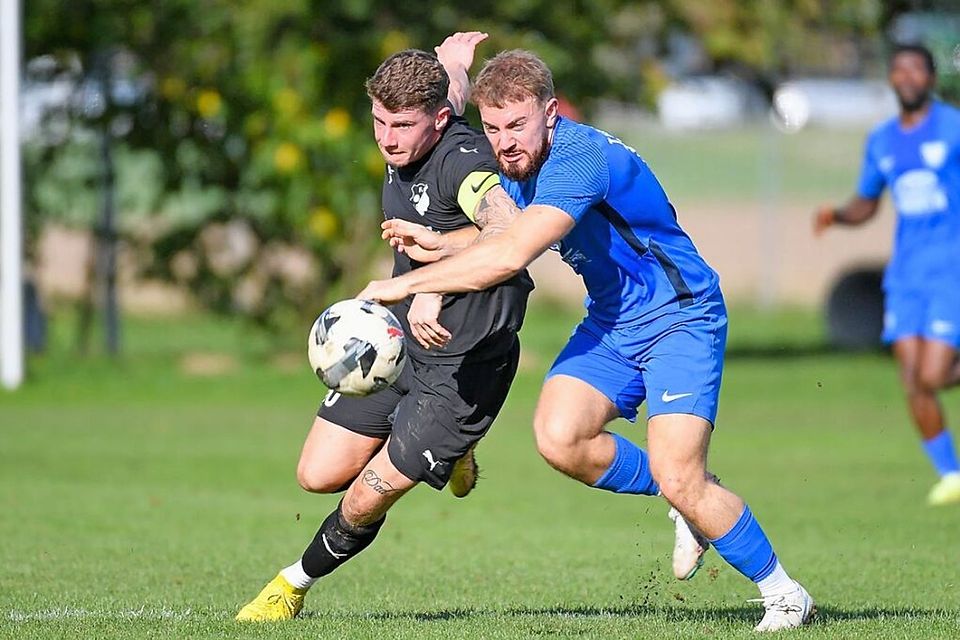 Timo Glattacker (FC Wittlingen, links) mit Sören Pfeiler (TuS Lörrach-Stetten)  | Foto: Gerd Gründl