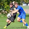 Timo Glattacker (FC Wittlingen, links) mit Sören Pfeiler (TuS Lörrach-Stetten)  | Foto: Gerd Gründl