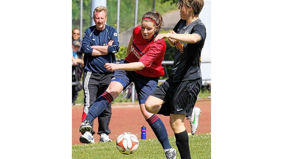 In den Weg gestellt: Die Eichholzerin Julia Silkeit (re.) versucht  gegen die Ratekauerin Stefanie Lumma abzublocken.Foto: Jürgensen