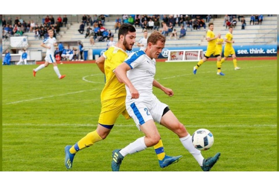 Michael Staudacher (rechts, im Spiel gegen Zafer Ay vom FC Leutkirch) und der VfB Friedrichshafen wollen am Samstag die Relegation klarmachen. Foto: Hoth