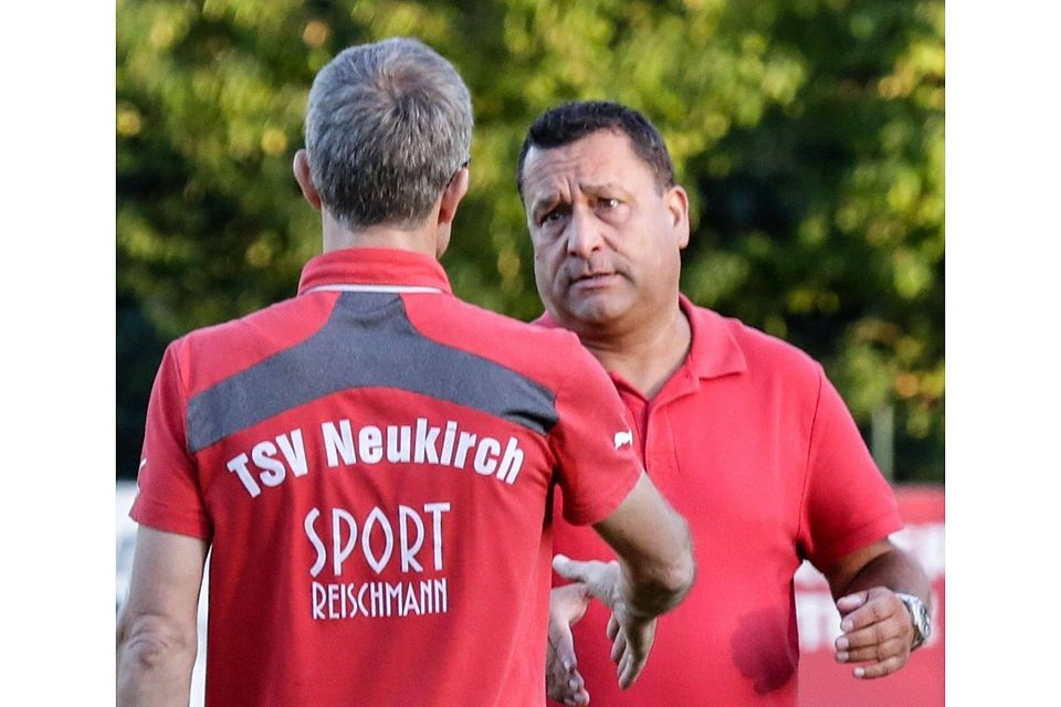Es sieht so aus, als ob Tettnangs Trainer Dieter Koch sich für den knappen Sieg bei seinem Kollegen Bruno Müller entschuldigen will. Foto: Alexander Hoth