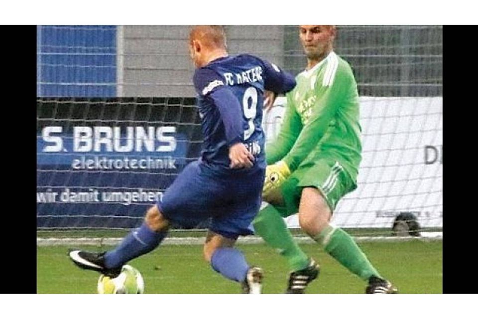 Auftakt zum Derbysieg: Rastedes Tobias Büsing (in blau) lässt Tammo Rothe im Wiefelsteder Tor beim Treffer zum 1:0 keine Chance. Lars Puchler