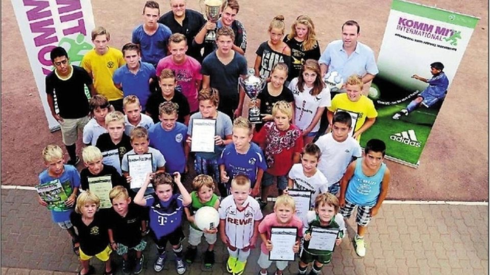 Ausgezeichnet wurden die Junioren-Meister und -Staffelsieger vom Fußballkreis Bonn. Foto: Wolfgang Henry