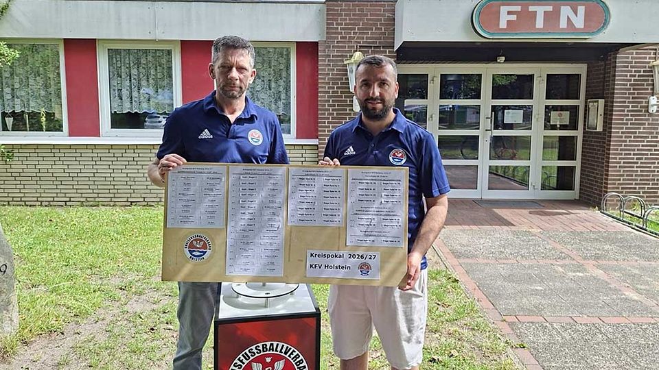 Michael Reich (li.) und Hakan Yilmaz vom KFV Holstein präsentieren die Auslosung des Kreispokals. 