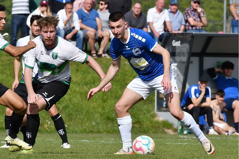 Tobias Wiesmüller erzielte zwei Kopfballtore für den SC Griesbeckerzell und gewann mit 4:0 bei der Gundelfinger U23 (links) Bernhard Rembold.