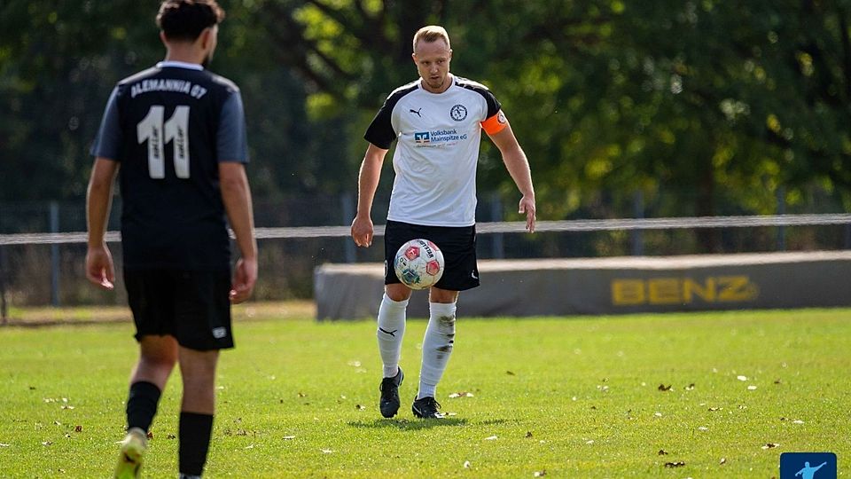 Kapitän Christopher Pfeifer (re.) feierte mit Germania Gustavsburg einen 5:0-Heimsieg gegen Alemannia Königstädten.