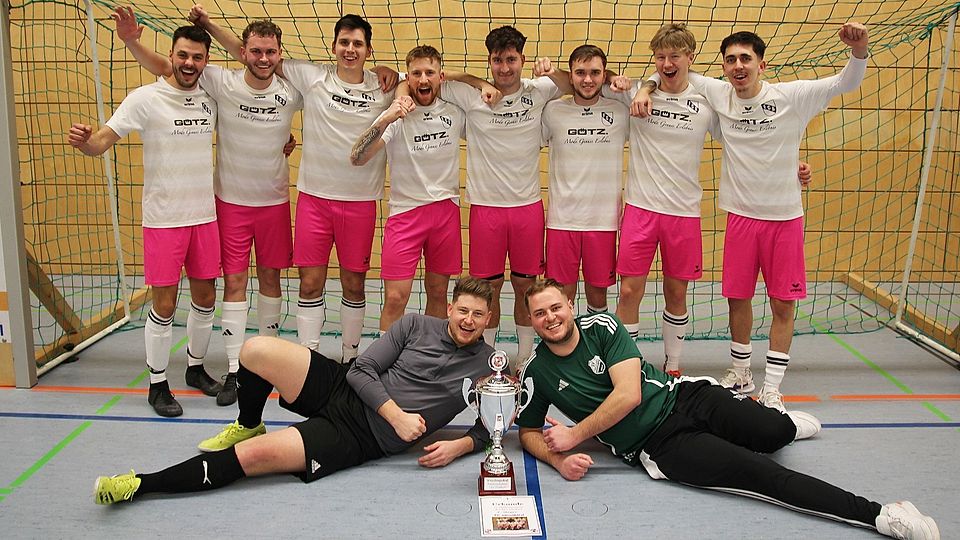 Die Kicker des FC Altmühltal durften sich zum Siegerfoto aufstellen.