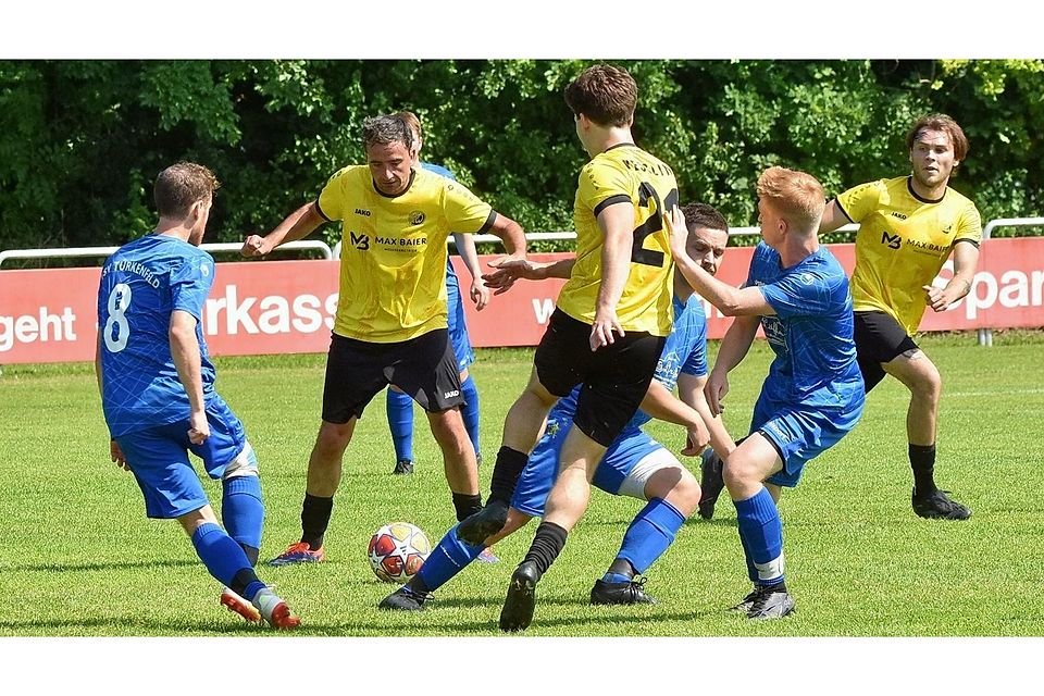 Der TSV Türkenfeld (in Blau) im Spiel gegen den SC Weßling. Der TSV Türkenfeld (in Blau) im Spiel gegen den SC Weßling.