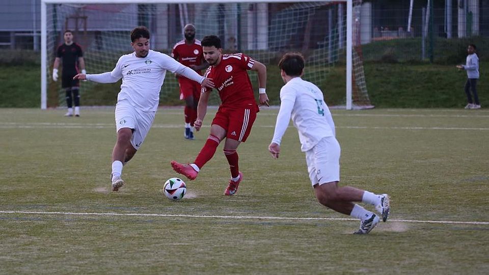 Winzenheims Zein Eddin Jalkama (rotes Trikot) lässt sich vom Planiger Belmin Kurpejovic (links) nicht groß stören.	Foto: Edgar Daudistel