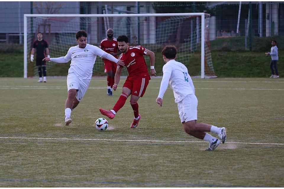 Winzenheims Zein Eddin Jalkama (rotes Trikot) lässt sich vom Planiger Belmin Kurpejovic (links) nicht groß stören.	Foto: Edgar Daudistel