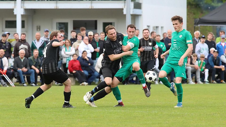 Nicht Richtung Kreisliga schubsen ließen sich Eber-Kapitän (grün, li.) Florian Obermair und Benedikt Schmidmaier vom SV Polling um Michael Stoßberger.
