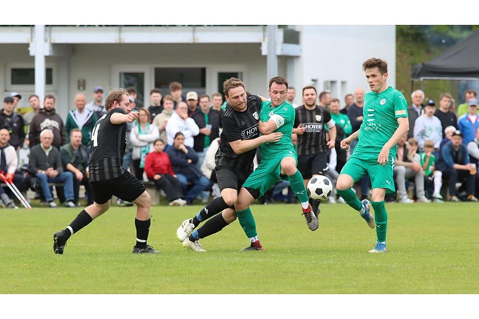 Nicht Richtung Kreisliga schubsen ließen sich Eber-Kapitän (grün, li.) Florian Obermair und Benedikt Schmidmaier vom SV Polling um Michael Stoßberger. Nicht Richtung Kreisliga schubsen ließen sich Eber-Kapitän (grün, li.) Florian Obermair und Benedikt Schmidmaier vom SV Polling um Michael Stoßberger.