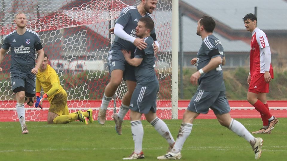 Ein Spiel, das in positiver Erinnerung bleibt: Die Peitinger Spieler bejubeln den 1:0-Siegtreffer gegen Topteam Raisting.