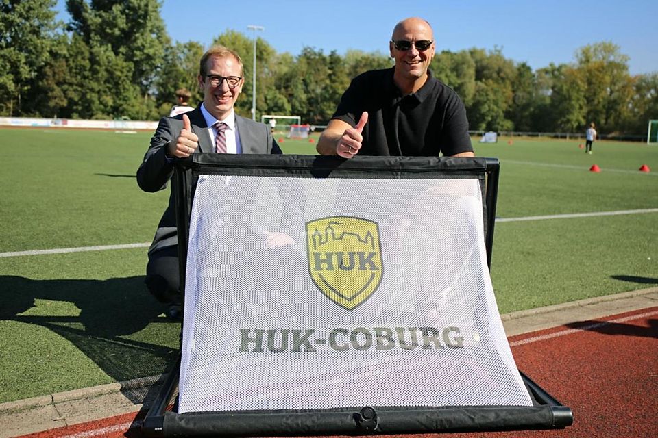 Jan Stratbücker (links) und Ralf Dötsch von der HUK-Coburg bei der Übergabe der Mini-Tore an die Vereine.