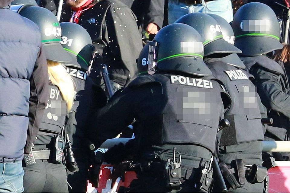Hartes Durchgreifen: Die Münchner Bereitschaftspolizei holte ein wohl verbotenes Banner aus einem Fanblock des FC Bayern.