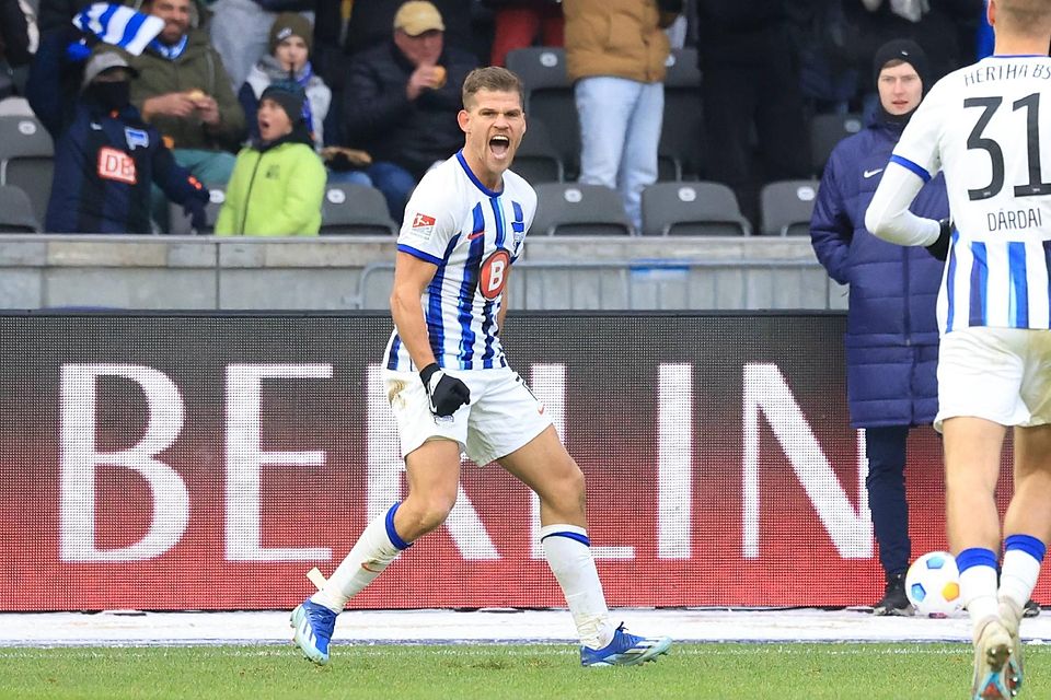 Florian Niederlechner bejubelt seinen dritten Treffer des Tages zum zwischenzeitlichen 4:1 gegen Elversberg.