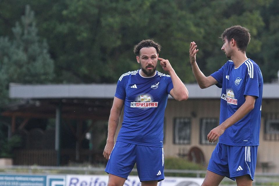 Das war nix: Der ASV Dachau (im Bild Max Bergner, links) und Leon Schleich) verlor sein Heimspiel gegen Spitzenreiter Neuperlach 2:4.