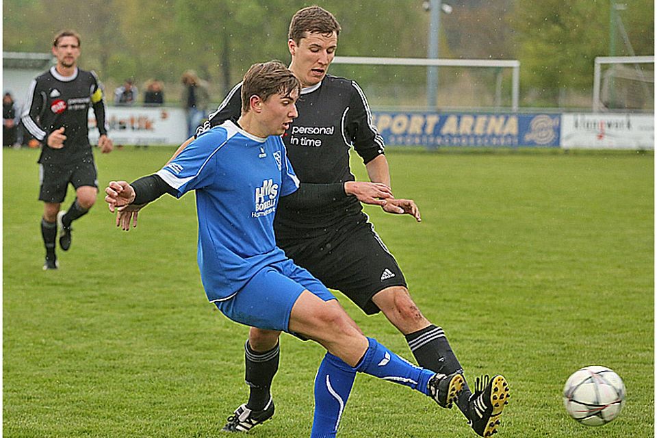 Julian Steger vom SV Wulfertshausen (hinten) versucht, dem Kissinger David Steinbusch den Ball abzunehmen.  Foto: Michael Hochgemuth