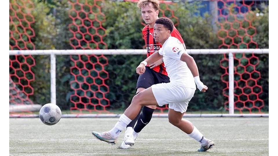Zweikampfverhalten: Der SV Groß-Bieberau (links Marcel Faude) und der TSV Altheim (rechts Seriba Diarra) trennten sich in der Fußball-Gruppenliga mit einem 1:1.	Foto: Peter Henrich