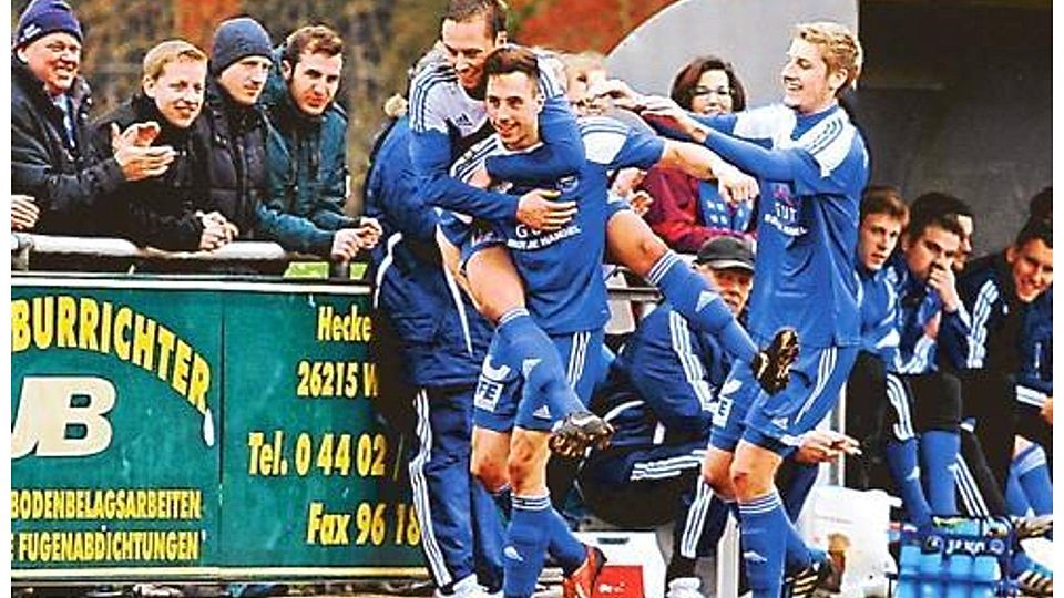 Jubel in Blau Weiß: Malte Schwerdtfeger (links) und Stefan Bruns feiern mit dem  Torschützen Stephan Reinken. Sein Freistoßtreffer in der 37. Minute brachte dem FC Rastede den Sieg im Derby gegen Wiefelstede. Vor 350 Zuschauern genügte den Gästen eine durchschnittliche Leistung, um in Wiefelstede mit 1:0 zu gewinnen. Volkhard Patten