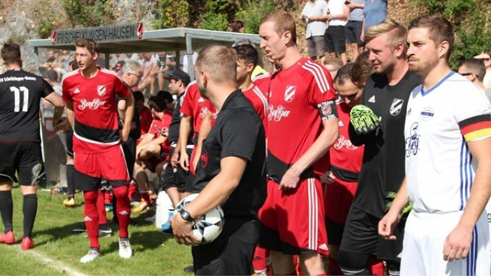 Ex-Profi Stefan Kießling (Zweiter von links) bei seiner Premiere als Spieler des Fußball FV Schelklingen-Hausen. SZ-Foto: aw