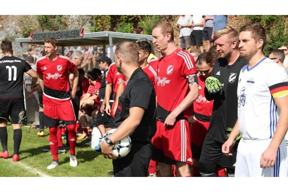 Ex-Profi Stefan Kießling (Zweiter von links) bei seiner Premiere als Spieler des Fußball FV Schelklingen-Hausen. SZ-Foto: aw