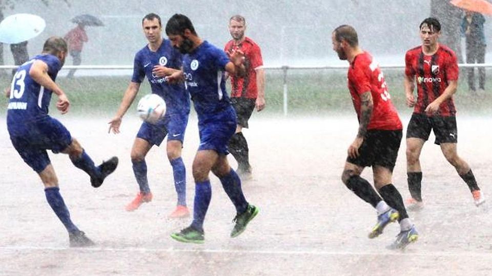 Wasserball-Verbandspokal: Auch die Eintrachtler Sebastian Baumann, Jan Wingenter und Cenk Ceylan (blaue Trikots) hätten sich schönere Bedinungenfür das Derby gegen Bingen gewünscht.Foto: Mario Luge