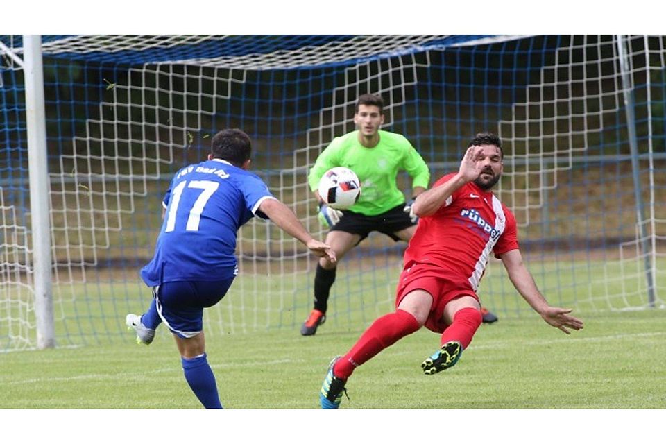 Almir Muminovic (li.), hier noch im Bad Orber Trikot, stürmt inzwischen sehr erfolgreich für den VfB Oberndorf.	Foto: Archiv/sen