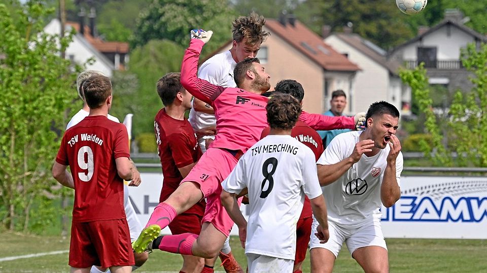 Wer Meister werden will, muss leidensfähig sein: Merching (weiß) kam gegen Welden um Torhüter Marco Fischer nicht über ein 1:1 hinaus.