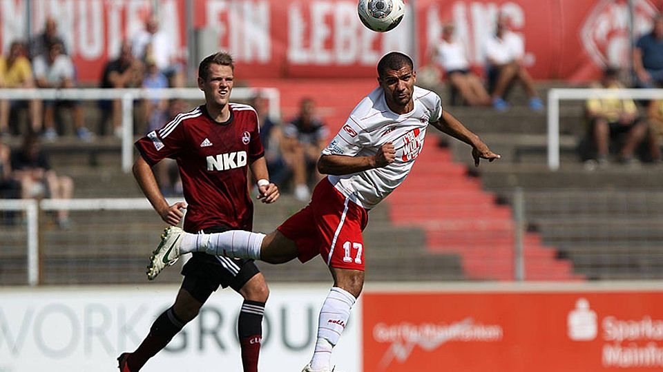 Geht auch beim FC Amberg mit gutem Beispiel voran: Neuzugang Alexnader Konjevic (r.). F: Frank Scheuring