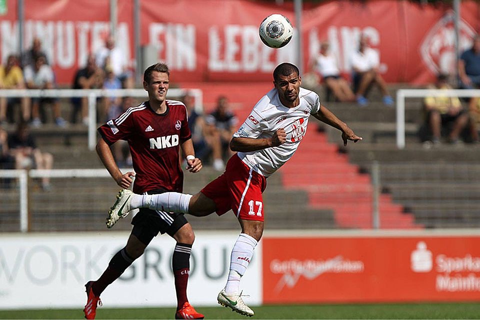 Geht auch beim FC Amberg mit gutem Beispiel voran: Neuzugang Alexnader Konjevic (r.). F: Frank Scheuring
