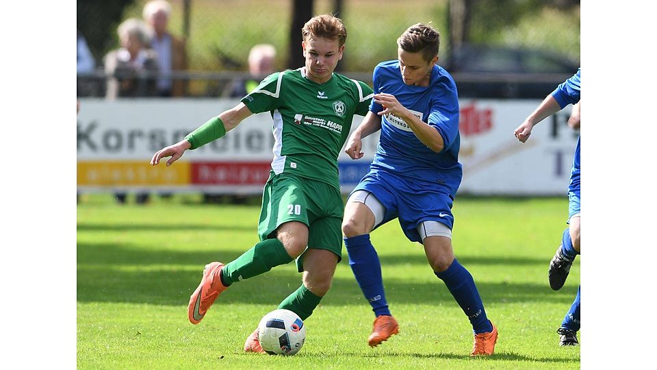 Kampf um den Ball: Anreppens Henner Simon (l.) und Attelns Timo Becker (r.) schenkten sich nichts. Das Derby endete 3:3.