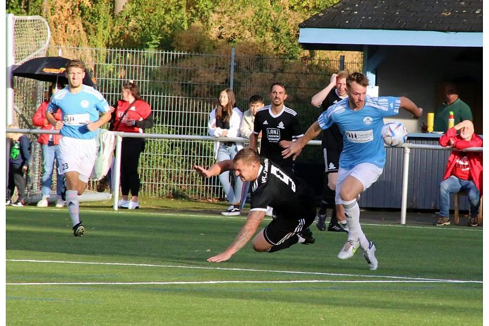 Den Gegner zu Fall gebracht: Hackenheims Jannik Erbach (blau) setzt sich gegen VfL-Kicker Marcel Müller durch. 	Foto: Martin Imruck
