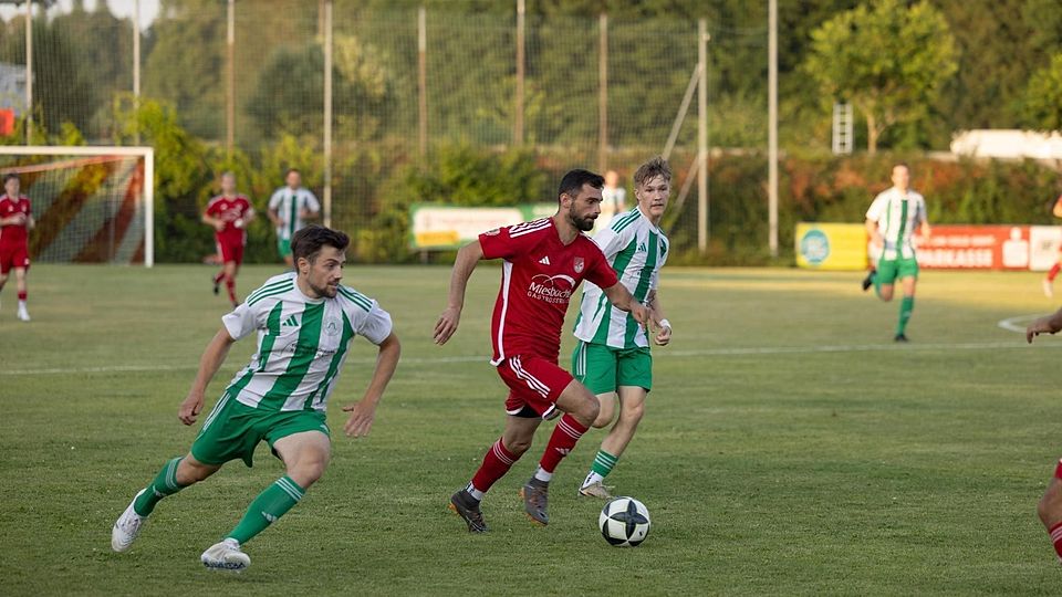 Auf dem Weg nach vorne: Der SV Miesbach – am Ball Drilon Shukaj (in Rot) –  zeigte im Testspiel gegen den SV Bad Heilbrunn eine ambitionierte Leistung.