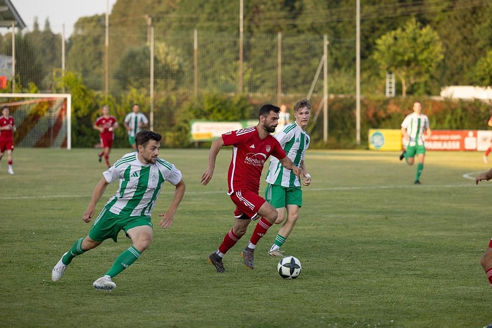 Auf dem Weg nach vorne: Der SV Miesbach – am Ball Drilon Shukaj (in Rot) –  zeigte im Testspiel gegen den SV Bad Heilbrunn eine ambitionierte Leistung.
