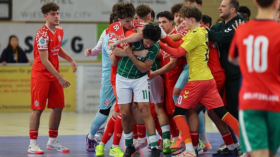 Nach dem Gruppenspiel Mainz 05 gegen Werder Bremen kam es noch auf dem Spielfeld zu Tumulten.