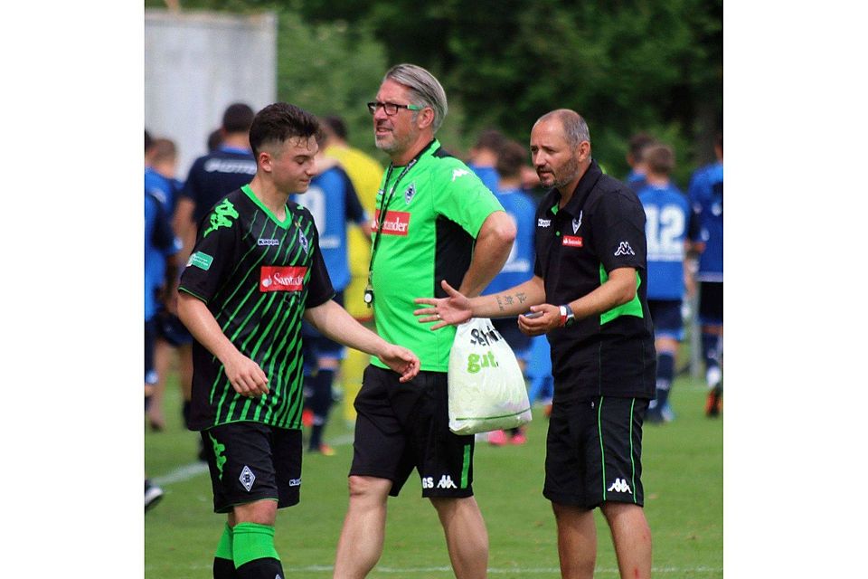 Ex-Nationalspieler Oliver Neuville (rechts) und Borussias U19-Cheftrainer Thomas Flath mit einem ihrer Spieler.   Foto: Hartmut Ruffer